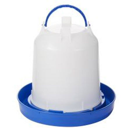 This Double-Tuf Waterer holds up to 2.5 gallons/10 liters of water, and the durable translucent plastic body makes reading the water level fast and easy. Easy-fill screw-on design. Durable plastic base for years of use. Carry handle makes transporting easy.